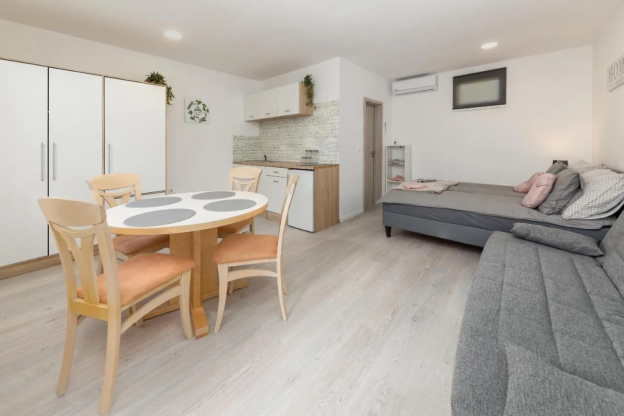 Apartments Berni Λιουμπλιάνα 0*,